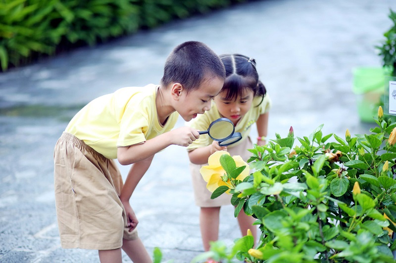  Trẻ lên bốn thích chơi đùa, khám phá cuộc sống quanh mình